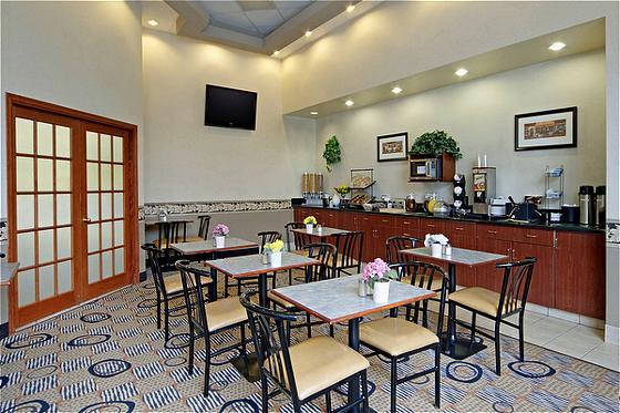 Comfort Inn & Suites South YYC Restaurante foto